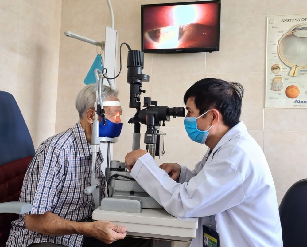 Bác sĩ CKII Trần Văn Kết kiểm tra tình trạng mắt bệnh nhân sau điều trị.