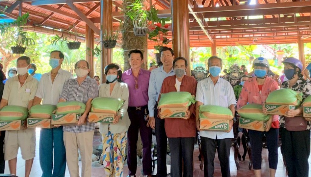 Lãnh đạo phường Long Tuyền cùng nhà hảo tâm tặng quà cho hộ nghèo trên địa bàn phường.