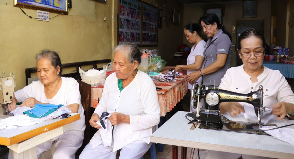 Các chức sắc, chức việc ở Điện thờ Phật mẫu ở khu vực 6, phường Tân An may khẩu trang tặng bệnh nhân nghèo, người có hoàn cảnh khó khăn.
