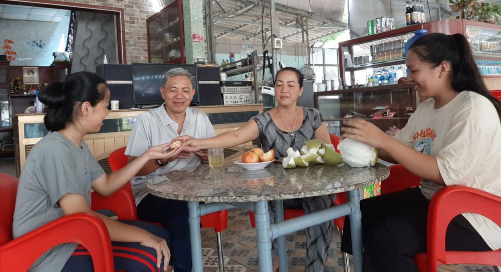 Gia đình anh chị chủ quán cà phê Phương Duy ở xã Thới Thạnh, huyện Thới Lai với hai cô con gái luôn rộn tiếng cười.