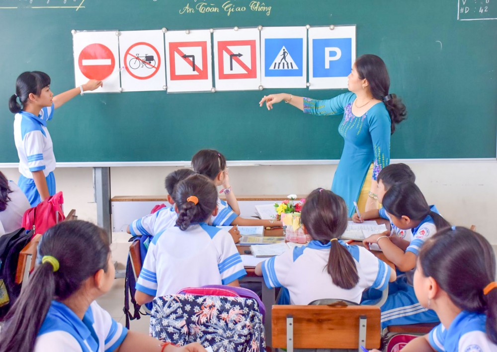 Tiết học tìm hiểu quy định của các biển báo hiệu về ATGT của học sinh Trường Tiểu học Cái Khế 2, quận Ninh Kiều.