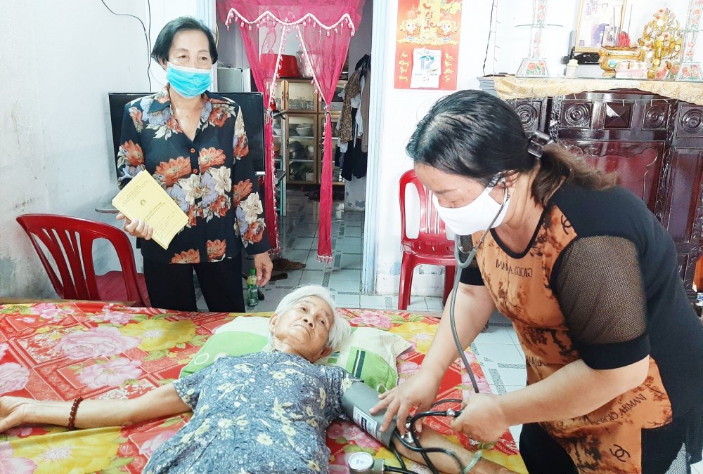 Cán bộ dân số và tình nguyện viên thăm hỏi người cao tuổi tại phường Ba Láng.