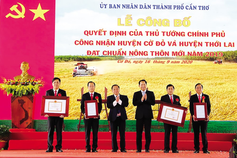 Đoàn kết, chủ động, sáng tạo, nỗ lực, đóng góp xứng đáng cho sự nghiệp phát triển “tam nông” Lãnh đạo TP Cần Thơ trao Quyết định và Bằng công nhận huyện NTM cho lãnh đạo huyện Cờ Đỏ và huyện Thới Lai. Ảnh: T. TRINH