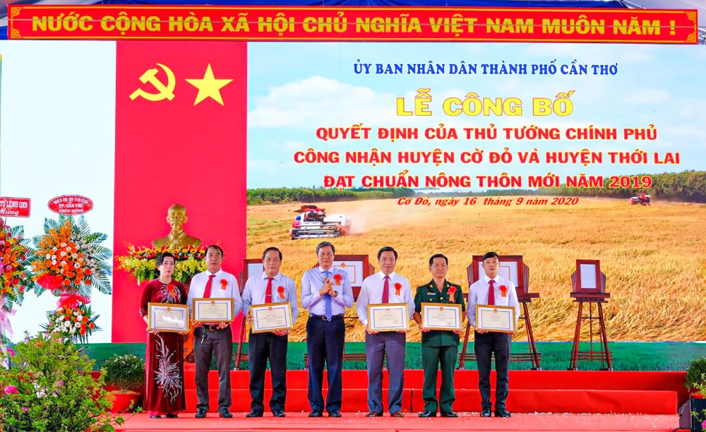 Đoàn kết, chủ động, sáng tạo, nỗ lực, đóng góp xứng đáng cho sự nghiệp phát triển “tam nông” Đồng chí Phạm Văn Hiểu, Phó Bí thư Thường trực Thành ủy, Chủ tịch HĐND TP Cần Thơ, trao Bằng khen của UBND thành phố cho các tập thể của huyện Cờ Đỏ.