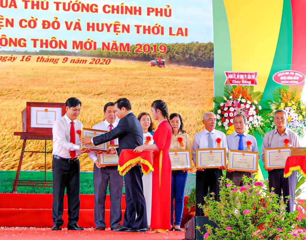Đoàn kết, chủ động, sáng tạo, nỗ lực, đóng góp xứng đáng cho sự nghiệp phát triển “tam nông” Đồng chí Lê Quang Mạnh, Phó Bí thư Thành ủy, Chủ tịch UBND TP Cần Thơ, trao Bằng khen của UBND thành phố cho các cá nhân của huyện Cờ Đỏ.