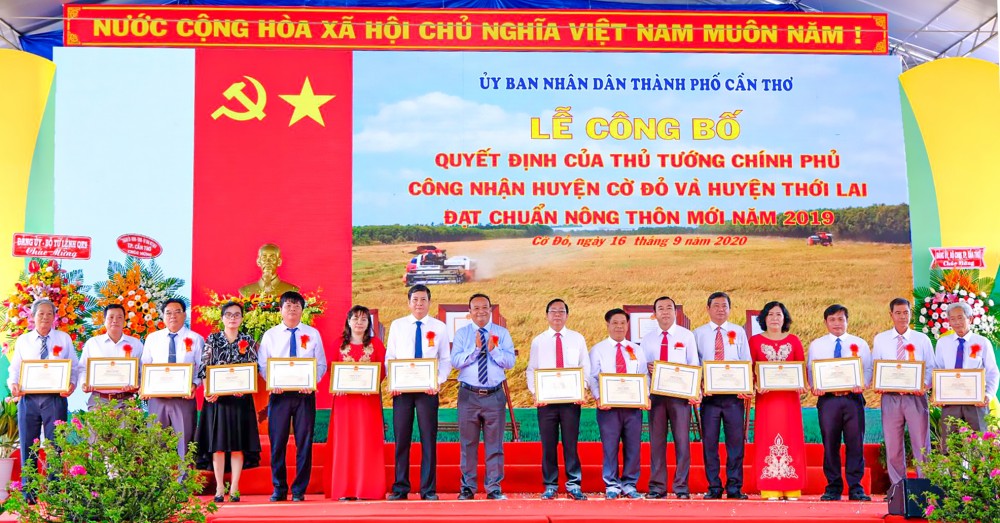 Đoàn kết, chủ động, sáng tạo, nỗ lực, đóng góp xứng đáng cho sự nghiệp phát triển “tam nông” Đồng chí Nguyễn Ngọc Tâm, Chủ tịch Ủy ban MTTQ Việt Nam TP Cần Thơ, trao Bằng khen của UBND thành phố cho các tập thể của huyện Thới Lai.