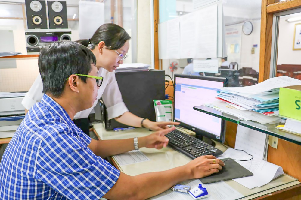 Công chức Sở Công Thương TP Cần Thơ giải quyết thủ tục hành chính cho người dân trên môi trường mạng.