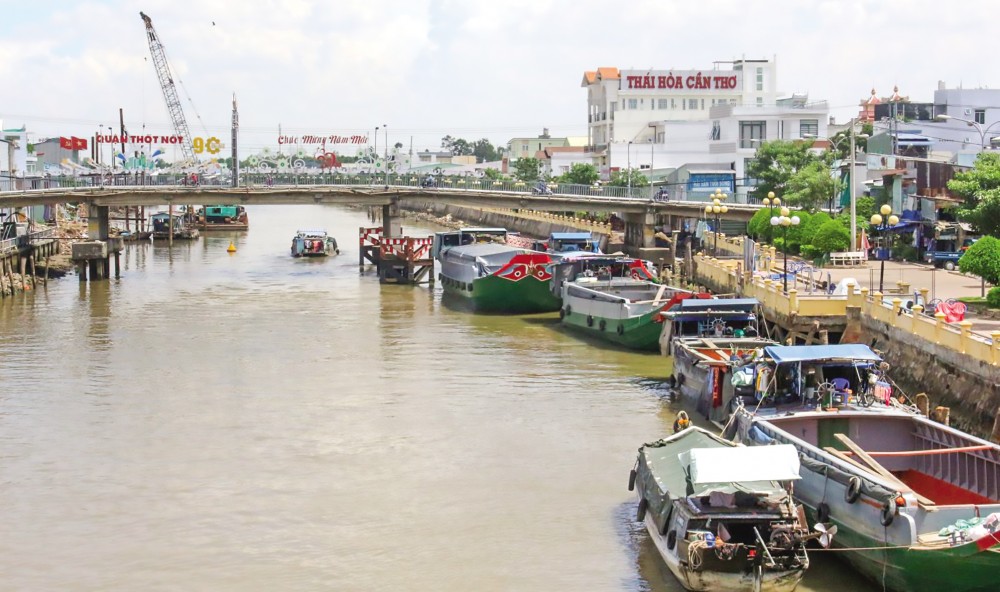 Chủ động trong sản xuất
để thích ứng mùa “lũ cạn” Đã bước sang tháng 8 âm lịch (2020) nhưng mực nước trên sông, rạch tại địa bàn quận Thốt Nốt (TP Cần Thơ) vẫn đang ở mức thấp, nước đổ về ít.
