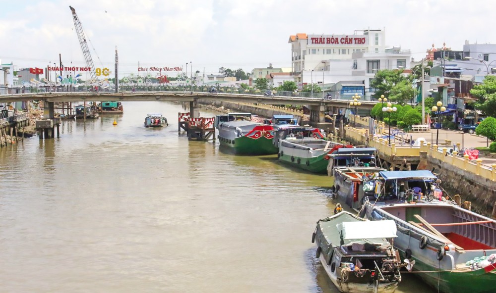 Đã bước sang tháng 8 âm lịch (2020) nhưng mực nước trên sông, rạch tại địa bàn quận Thốt Nốt (TP Cần Thơ) vẫn đang ở mức thấp, nước đổ về ít.