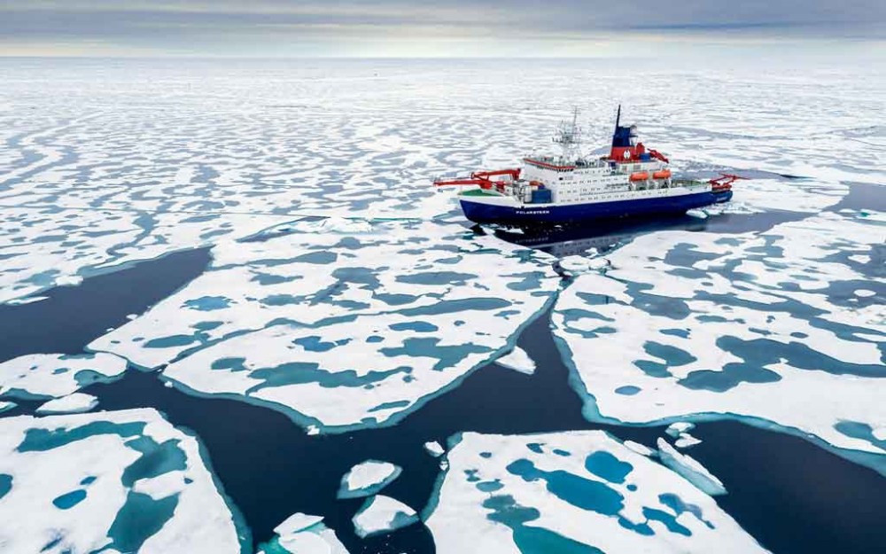 Tàu phá băng Polarstern (Đức) thám hiểm ở Bắc Băng Dương hồi tháng 8. Ảnh: NYT