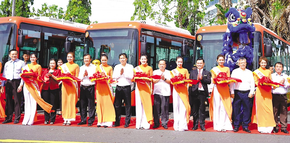 Lãnh đạo thành phố cắt băng khai trương 5 tuyến xe buýt trên địa bàn TP Cần Thơ. Ảnh: T. TRINH