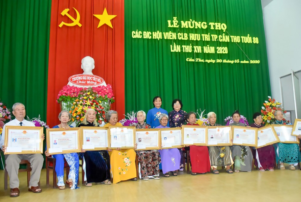 Điểm tựa của cán bộ hưu trí CLB Hưu trí TP Cần Thơ tổ chức mừng thọ cho các hội viên 80 tuổi. Ảnh: KIM XUÂN