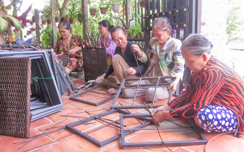 Thạnh Lộc chung sức
giảm nghèo Tổ hợp tác đan dây nhựa góp phần tạo việc làm, thu nhập lúc nông nhàn cho nhiều phụ nữ.