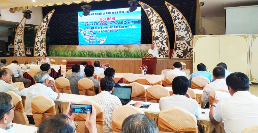 Thứ Trưởng Bộ Nông nghiệp và Phát triển nông thôn Phùng Đức Tiến  phát biểu chỉ đạo tại hội nghị.