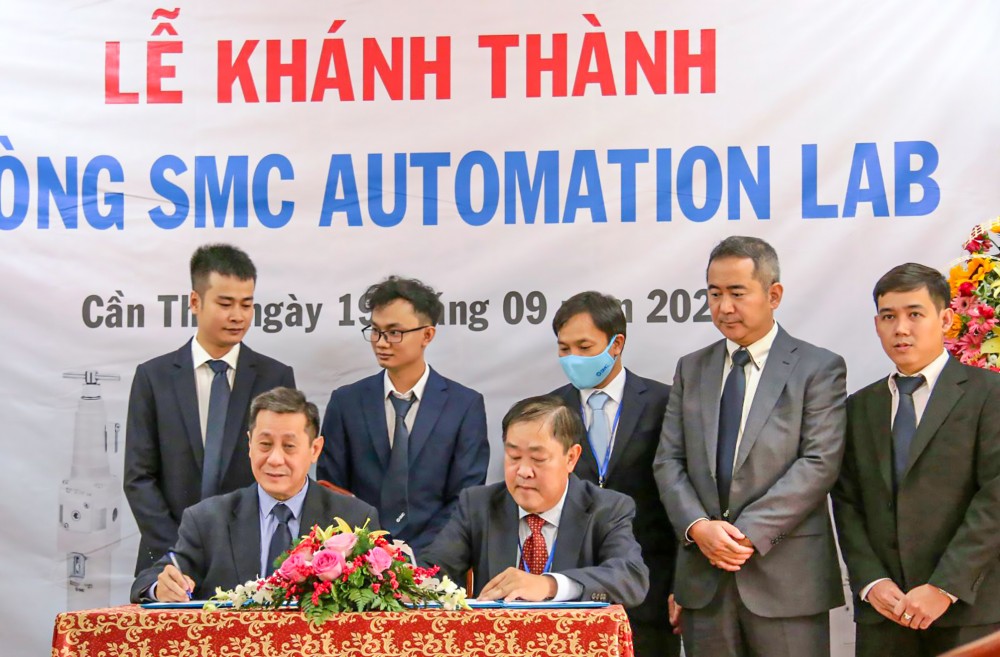 Đại diện lãnh đạo Trường ĐHCT (phải) và lãnh đạo Tập đoàn SMC Nhật Bản tại Việt Nam ký kết tài trợ giáo dục.