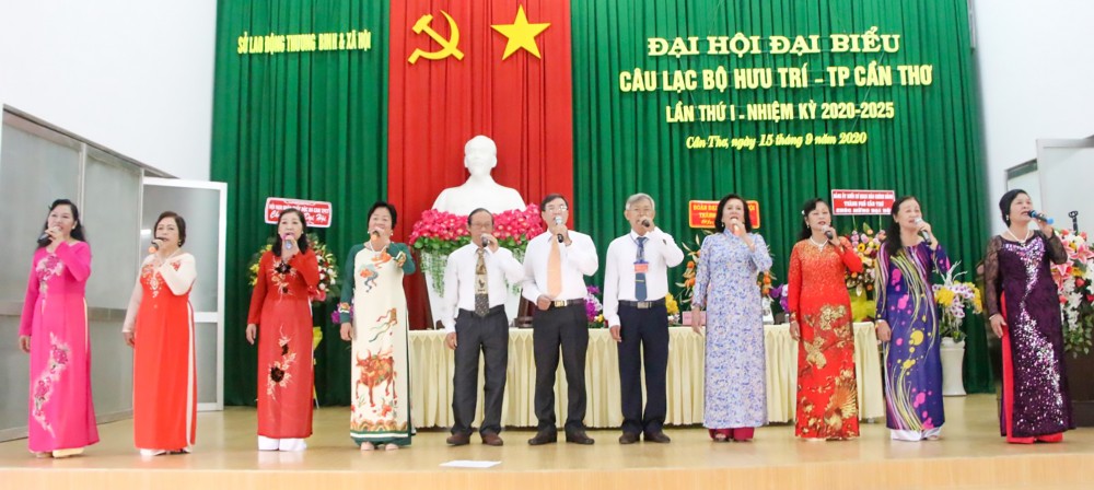 Điểm tựa của cán bộ hưu trí Các hội viên CLB Hưu trí thành phố biểu diễn văn nghệ phục vụ đại hội của CLB. Ảnh: NGỌC QUYÊN