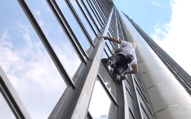 “Người Nhện” Alain Robert trèo lên Tour Montparnasse hồi năm 2015.
