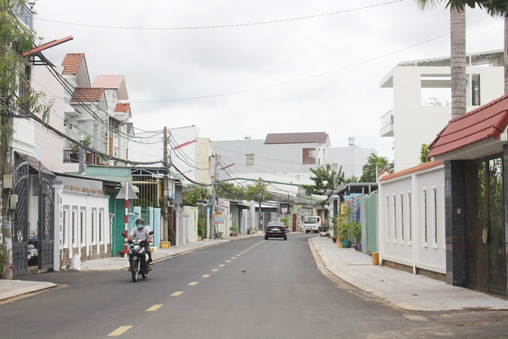 Tuyến đường Phạm Hữu Lầu, phường An Thới, quận Bình Thủy, được đầu tư bằng hình thức xã hội hóa vừa góp phần nâng cấp đô thị, vừa làm gia tăng giá trị đất của người dân.