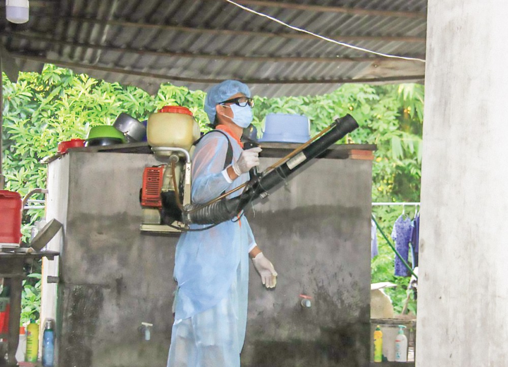 Không để “dịch chồng dịch” Phun thuốc diệt muỗi trong nhà dân ở phường Thới An, quận Ô Môn.