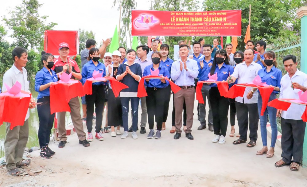 Sôi nổi thi đua
chào mừng đại hội Nhiều công trình giao thông được xã Thới Hưng, huyện Cờ Đỏ vận động xã hội hóa xây dựng, góp phần nâng chất các tiêu chí xây dựng nông thôn mới. Trong ảnh: Lễ khánh thành cầu kênh N, do UBND xã vận động xã hội hóa với tổng trị giá 275 triệu đồng.