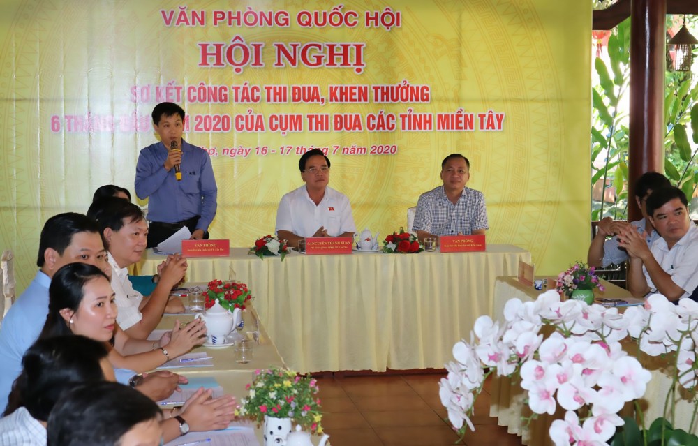 Trần Văn Đạt (đứng) trong Hội nghị sơ kết công tác thi đua khen thưởng 6 tháng đầu năm 2020 của cụm thi đua các tỉnh miền Tây.