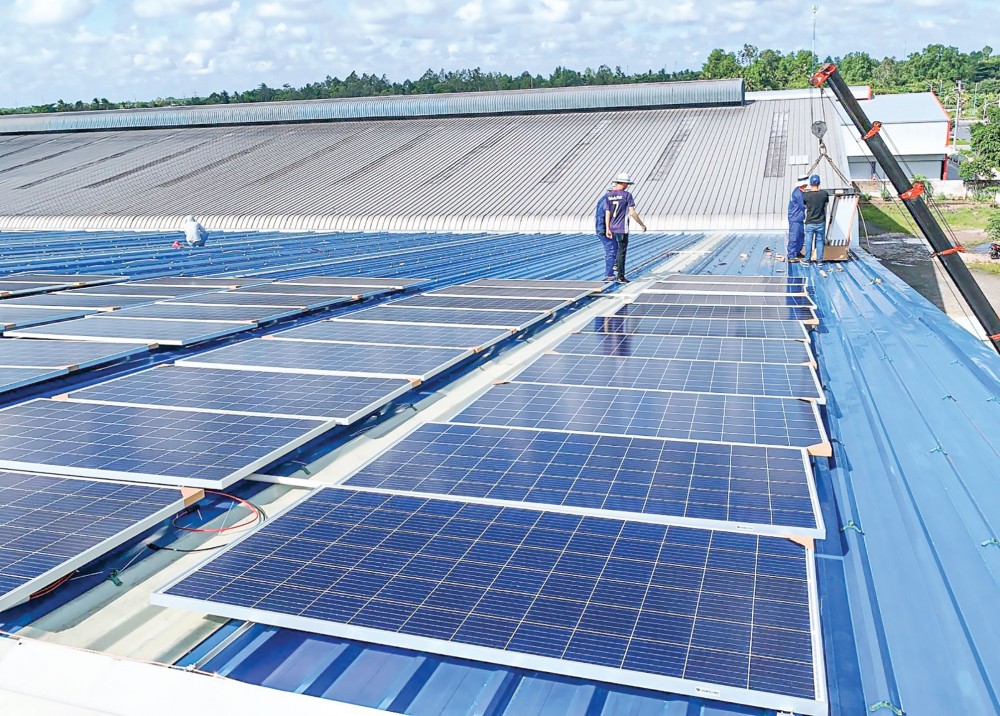 Lắp đặt hệ thống điện mặt trời mái nhà tại một doanh nghiệp trong khu công nghiệp Trà Nóc 2.