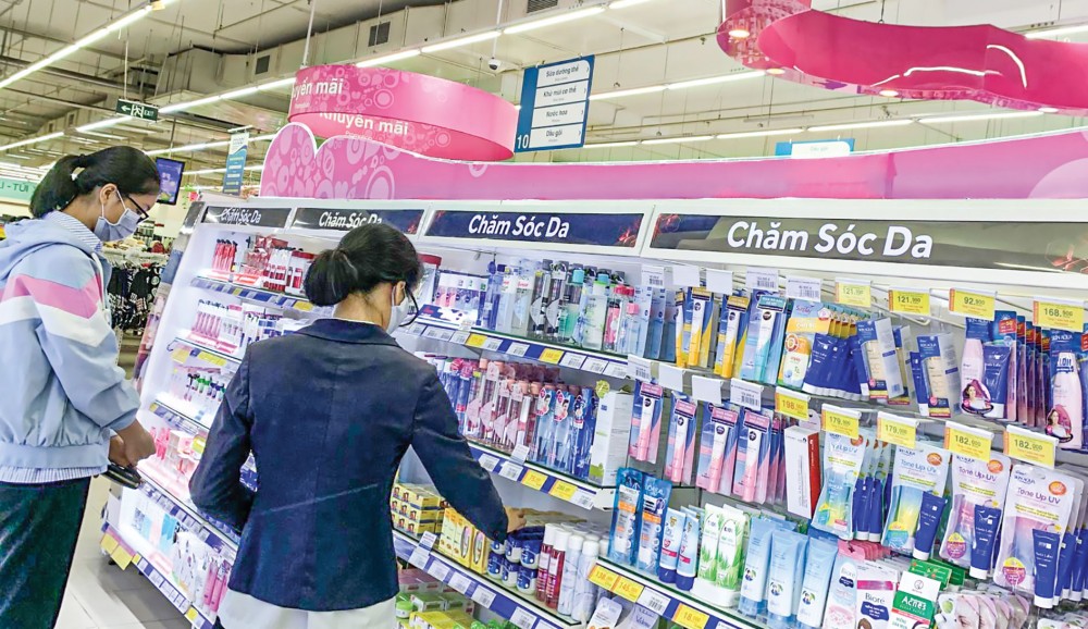 Sự kiểm soát của người tiêu dùng mới là yếu tố quan trọng để ngăn chặn tình trạng mỹ phẩm giả, kém chất lượng. Trong ảnh: Khách hàng mua sắm mỹ phẩm tại Siêu thị Co.opmart Cần Thơ.
