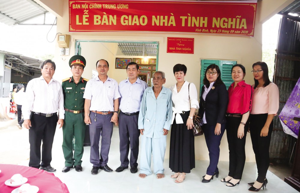 Đồng chí Phạm Thị Thu Thủy, lãnh đạo Ban Nội chính Thành ủy và chính quyền địa phương chụp ảnh lưu niệm cùng gia đình.