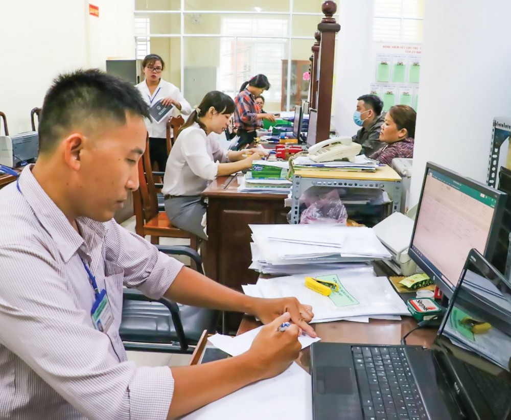Những kết quả bước đầu… Việc sáp nhập các ĐVHC cấp huyện, cấp xã giúp tổ chức bộ máy tinh gọn, hoạt động hiệu lực, hiệu quả, tiết kiệm cho ngân sách nhà nước. Trong ảnh: Công chức phường Tân An đẩy mạnh ứng dụng công nghệ thông tin để giải quyết công việc, phục vụ người dân tốt hơn.