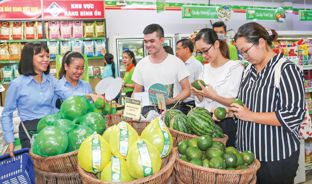 Trợ lực hàng Việt Khách hàng chọn mua trái cây đặc sản của ĐBSCL tại Cửa hàng thực phẩm tiện lợi Satra Foods, đường Nguyễn Văn Cừ, quận Ninh Kiều.