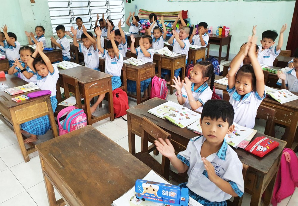 Học sinh lớp 1, Trường Tiểu học Trưng Vương hào hứng trong giờ học môn Tiếng Việt.