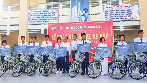 Ninh Kiều chăm lo học sinh khó khăn