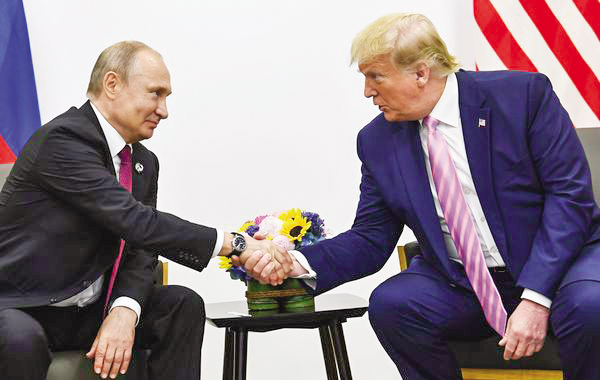 Nga muốn “đình chiến”
trên không gian mạng Tổng thống Putin (trái) và Tổng thống Trump trong cuộc gặp tại Nhật Bản năm 2019. Ảnh: AFP