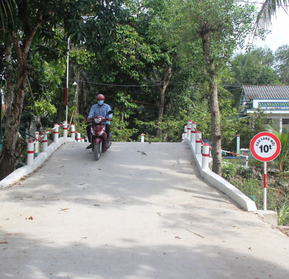 Cầu Làng Mới khang trang, rộng rãi giúp dân đi lại thuận tiện.