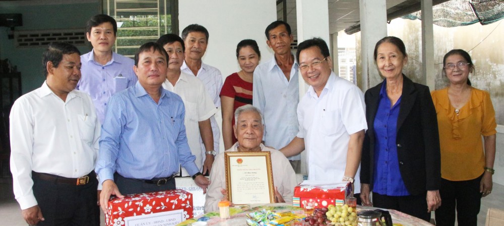 Các đồng chí lãnh đạo quận Ninh Kiều chúc mừng và tặng quà cho ông Võ Hữu Cường.