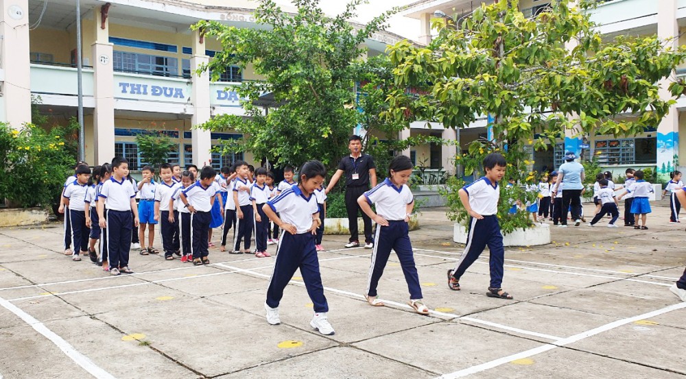 Giờ học thể dục của học sinh Trường Tiểu học Mỹ Khánh 1.