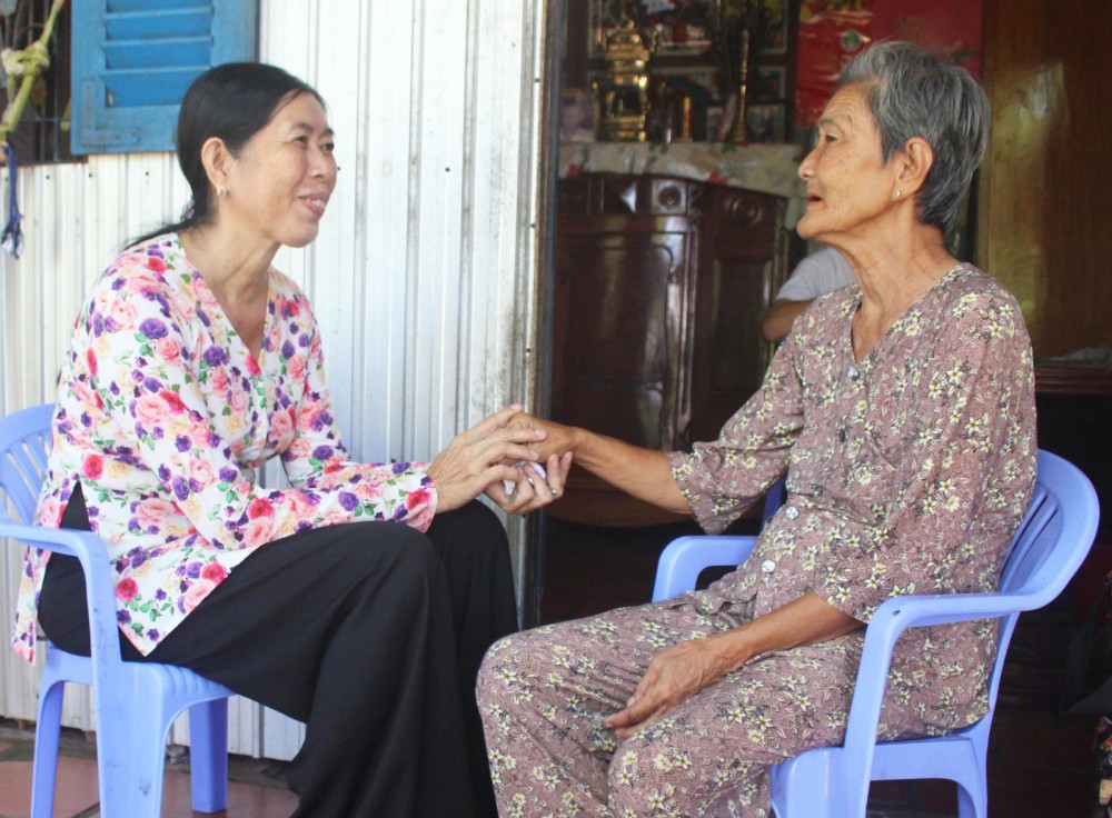 Điểm tựa của người nghèo Bà Phạm Hoàng Phượng, Trưởng Ban CTMT ấp Nhơn Thọ 2 (bên trái), thăm hỏi, tìm hiểu đời sống người dân trong ấp.
