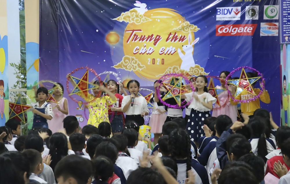 Đầm ấm Tết Trung thu Thiếu nhi phường Long Hòa, quận Bình Thủy sôi nổi các hoạt động văn nghệ đón Tết Trung thu.