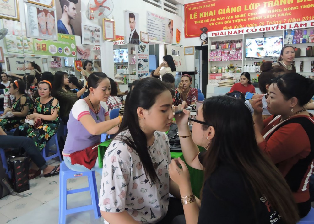 Hỗ trợ phụ nữ khởi nghiệp Chị em hội viên, phụ nữ học nghề trang điểm tại Trung tâm Dạy nghề Hội LHPN quận Ninh Kiều.