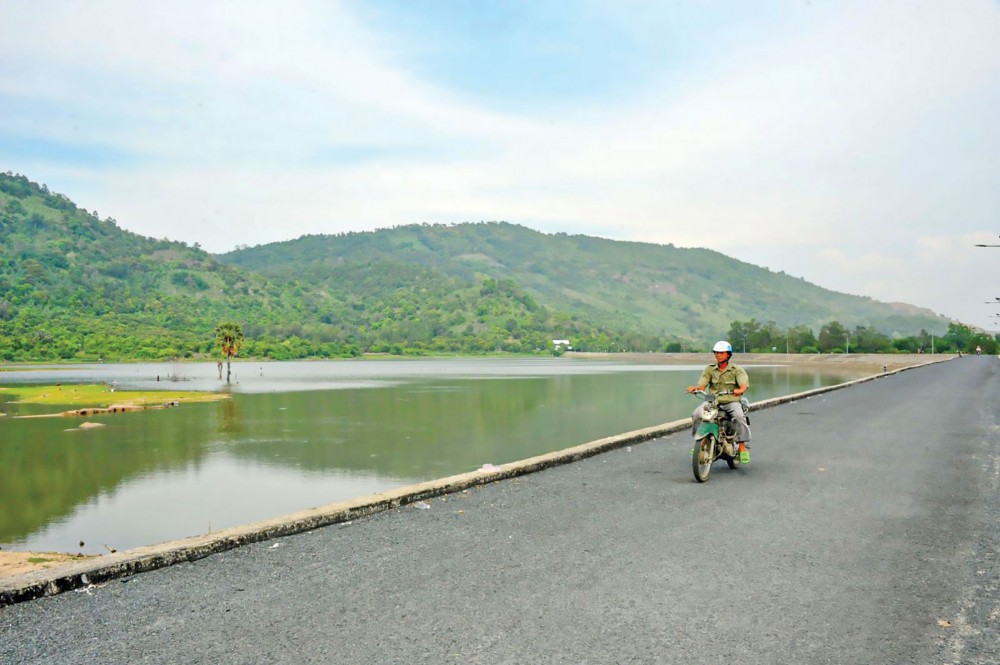 An Giang sẽ xây hồ trữ nước ngọt vùng Tứ giác Long Xuyên Hồ chứa nước ngọt ở vùng cao tại huyện Tri Tôn phục vụ nước tưới nông nghiệp trong mùa khô đang hoạt động hiệu quả.