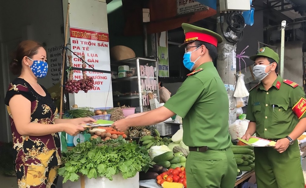 Công an quận Ninh Kiều phát tờ rơi, tuyên truyền người dân mua bán đúng nơi quy định, không gây ảnh hưởng an toàn giao thông, mỹ quan đô thị.