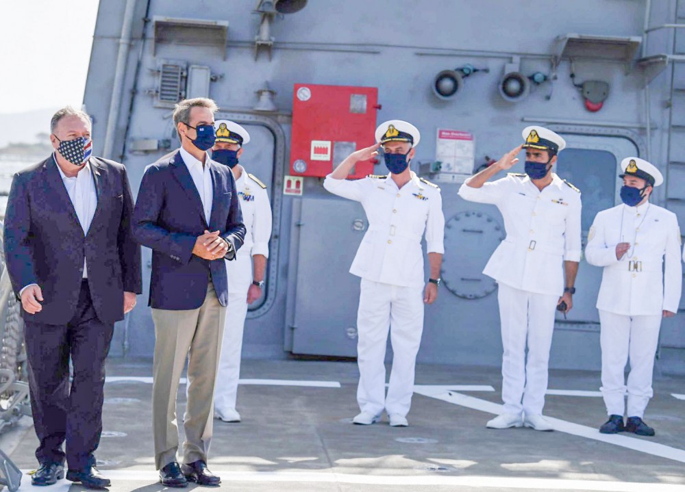 Ngoại trưởng Pompeo (trái) và Thủ tướng Mitsotakis tại căn cứ quân sự Souda. Ảnh: LA Times