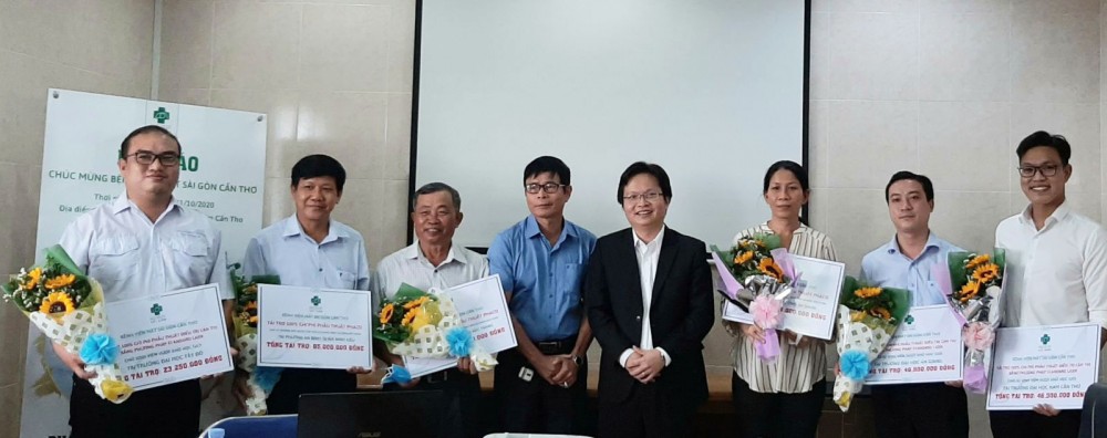 Lãnh đạo BV Mắt Sài Gòn Cần Thơ tặng các suất hỗ trợ điều trị mắt cho sinh viên ở các trường đại học và người dân trong vùng ĐBSCL. 