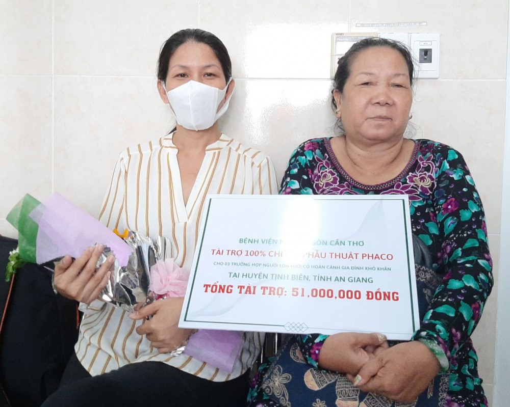Các bệnh nhân ở tỉnh An Giang có hoàn cảnh khó khăn được BV tặng các suất tài trợ mổ mắt. 
