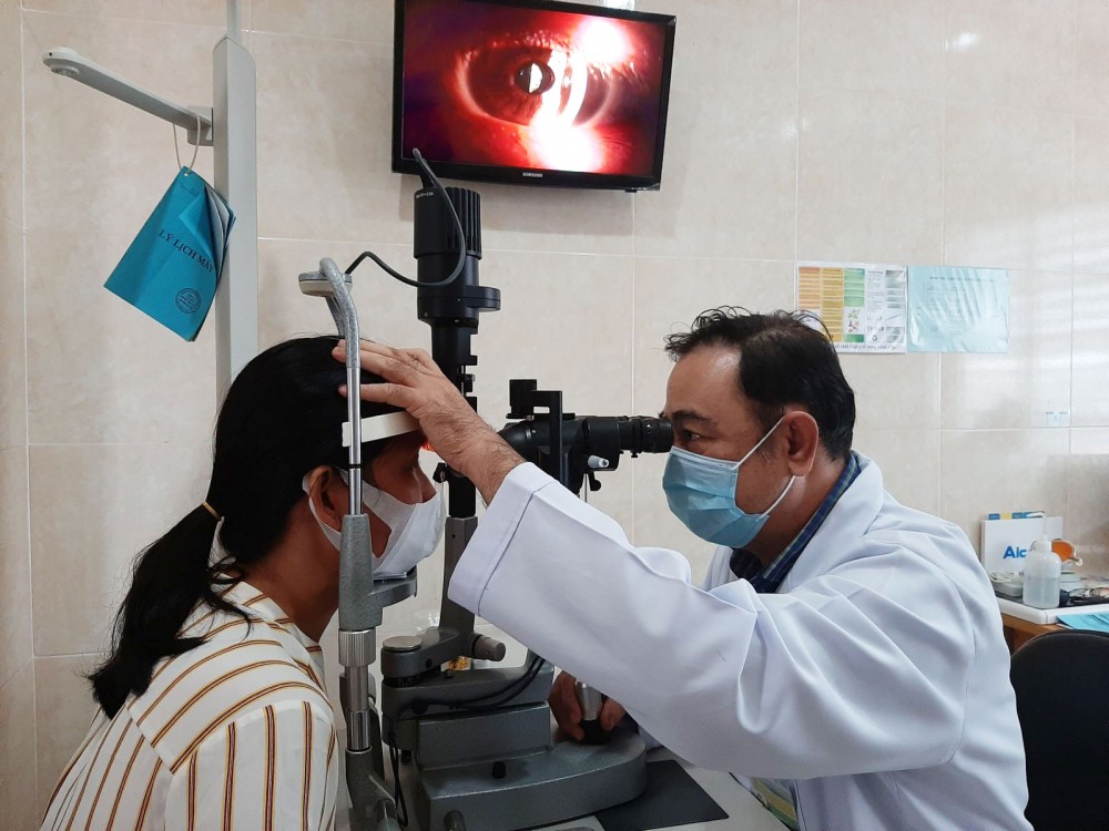 Bác sĩ thăm khám cho nữ bệnh nhân được tài trợ mổ mắt miễn phí. 