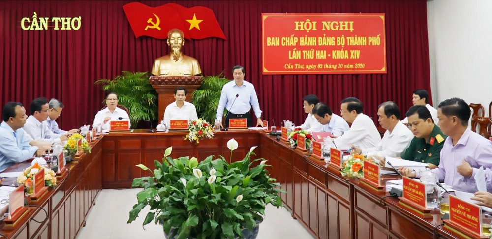 Đồng chí Phạm Văn Hiểu, Phó Bí thư Thường trực Thành ủy, Chủ tịch HĐND thành phố, phát biểu tại hội nghị.