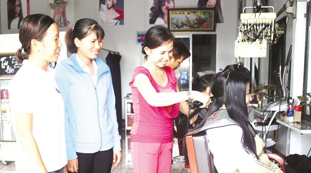 Khi một nửa rời xa... Chị Huỳnh Thị Pha (bìa trái) lấy lại tinh thần, tích cực tham gia công tác. Trong ảnh: Chị Pha thăm hỏi, tìm hiểu tình hình sản xuất, kinh doanh của chị em phụ nữ địa phương.