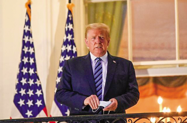 Ông Trump trở lại Nhà Trắng Tổng thống Trump trên ban công Nhà Trắng. Ảnh: Yahoo