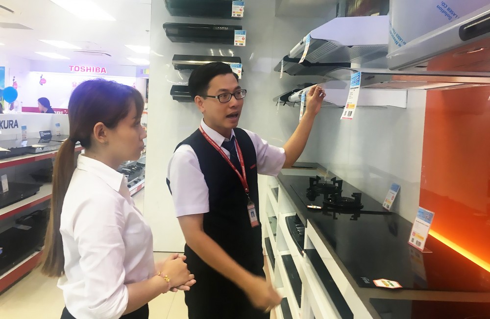 Khách hàng tìm hiểu các tính năng của các loại bếp điện hiện đại tại Trung tâm mua sắm Nguyễn Kim - Cần Thơ.