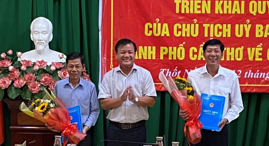 Phó Chủ tịch Thường trực UBND TP Cần Thơ Đào Anh Dũng trao quyết định cho các cán bộ.